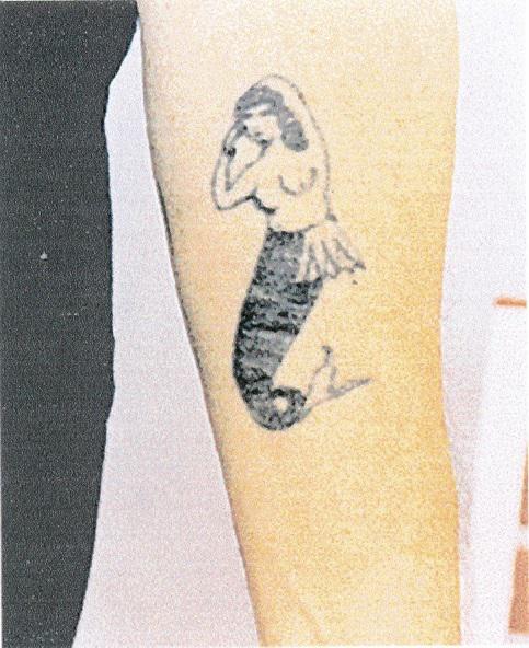 Το τατουάζ της γοργόνας στο αριστερό μπράτσο του Νίκου Καββαδία