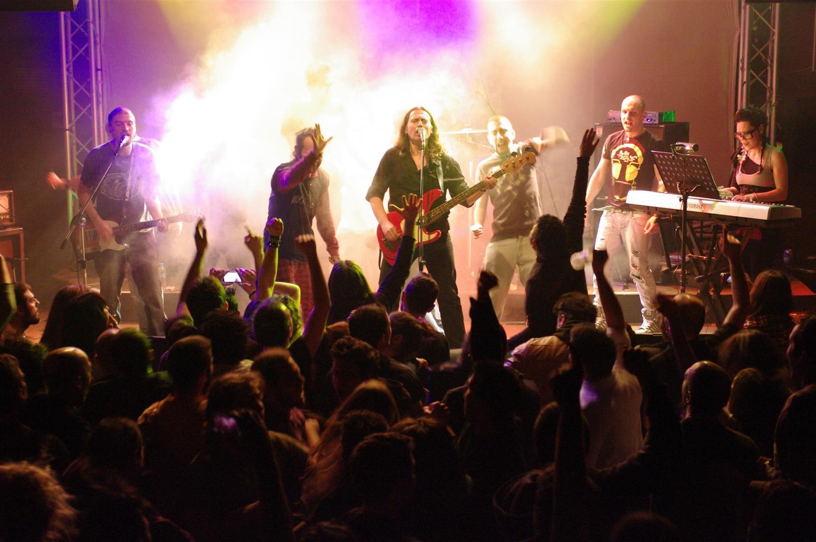 ΜΩΡΑ_ΣΤΗ_ΦΩΤΙΑ_LIVE_-Large-