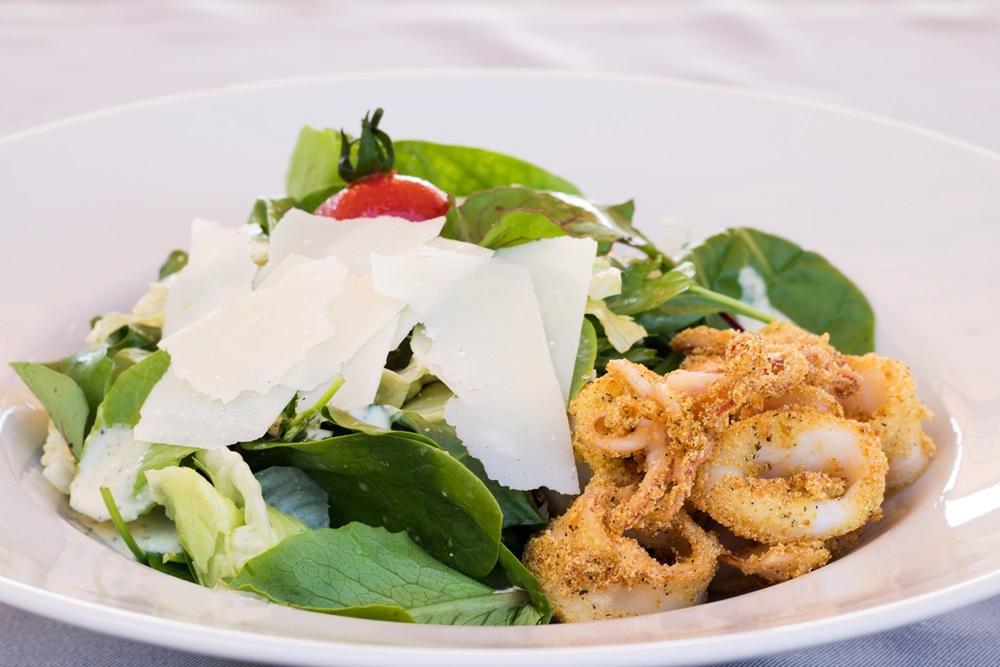 Σαλάτα caesar's με τηγανιτό καλαμάρι