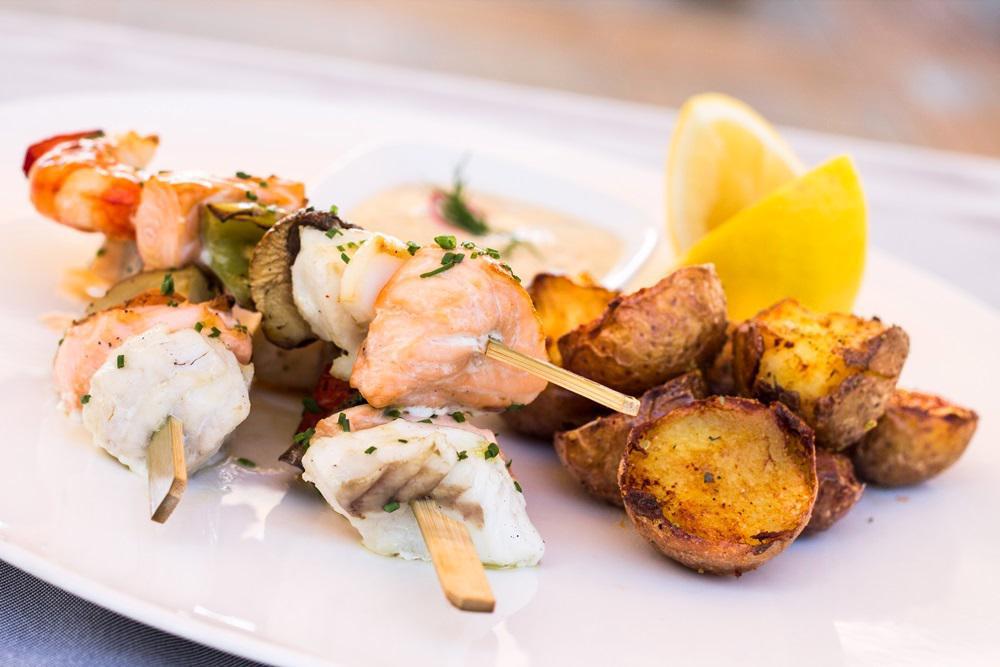 Σουβλάκι θαλασσινών με baby πατάτες τηγανιτές και σάλτσα αγιολί