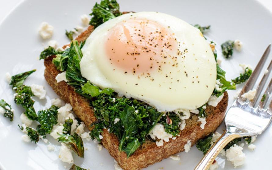 2 φέτες ψωμί 3 κουταλάκια του γλυκού ελαιόλαδο 3 φλιτζάνια ψιλοκομμένες λαχανίδες 1 κουταλάκι του γλυκού σκόνη σκόρδου (2 σκελίδες) 1/8 κουταλάκι του γλυκού αλάτι 1/8 κουταλάκι του γλυκού πιπέρι 1/8 κουταλάκι του γλυκού κόκκινο πιπέρι 2 μεγάλα αυγά 40 γρ. φέτα τυρί 