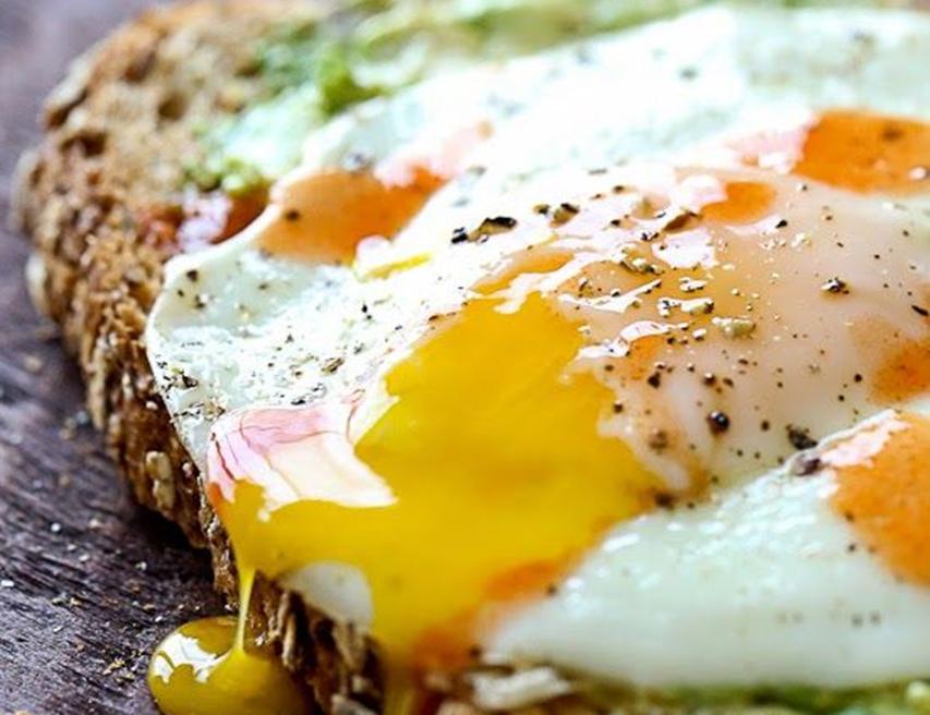 1 φέτα ψωμί ολικής αλέσεως, φρυγανισμένη 1 γεμάτη κουταλιά της σούπας κρέμα/πουρέ αβοκάντο (χτυπημένη ψύχα αβοκάντο με λίγο ελαιόλαδο αλάτι και πιπέρι) 