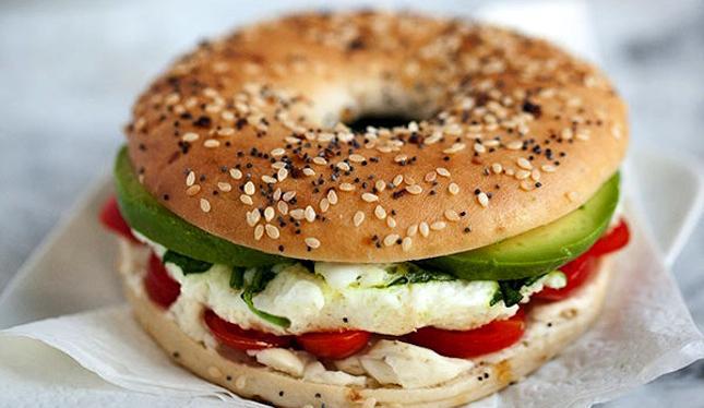 Βάλτε τα ασπράδια αυγών και το σπανάκι στο φούρνο μικροκυμάτων για 1-2 λεπτά και είστε έτοιμοι, Μην ξεχάσετε να τελειώσετε το σάντουιτς με φέτες ντομάτας και αβοκάντο και το αγαπημένο σας τυρί. 