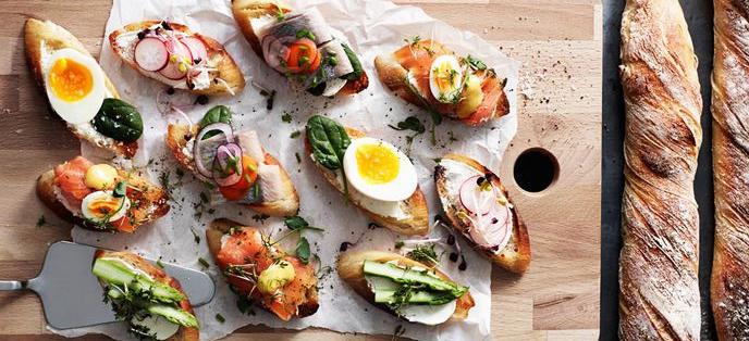 Φρυγανισμένο ή φρέσκο ψωμί με βάση κρέμα τυρί της αρεσκείας σας. Τα συνδυάζετε από φέτες ρεπανάκι μέχρι βραστό αυγό και σολομό. 