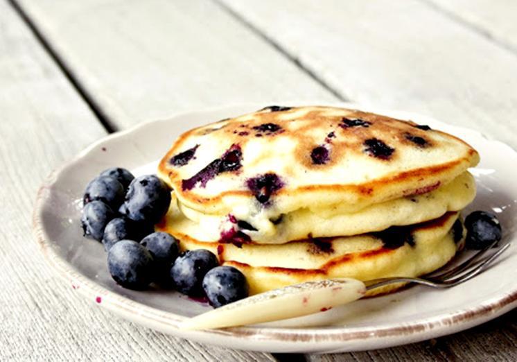 1 αυγό 1 ½ κουταλιά της σούπας ζάχαρη 4 κουταλιές της σούπας αλεύρι ½ κουταλάκι του γλυκού μπέικιν πάουντερ 1 κουταλιά της σούπας λάδι 3 κουταλιές της σούπας γιαούρτι ½ φλιτζάνι βατόμουρα αλάτι και βούτυρο 