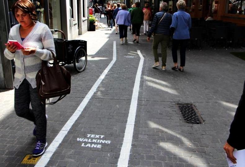 10-ingenious-solutions-for-texting-while-walking-3