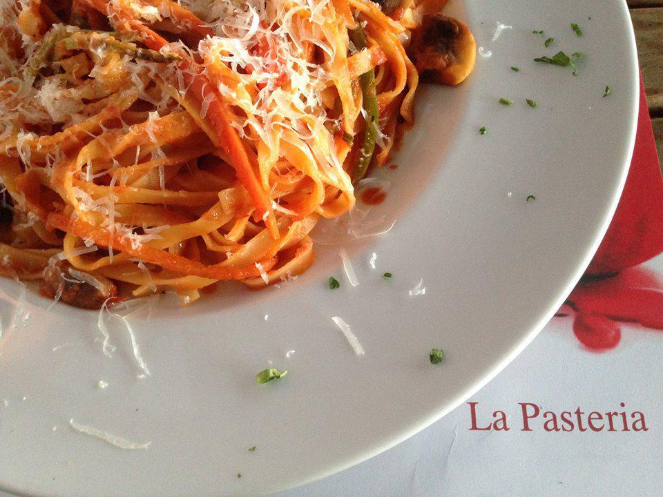 *Mediterranean Cosmos, 11ο χλμ. Εθνικής Οδού Θεσσαλονίκης / Ν. Μουδανιών, Τηλ. 2310 472262