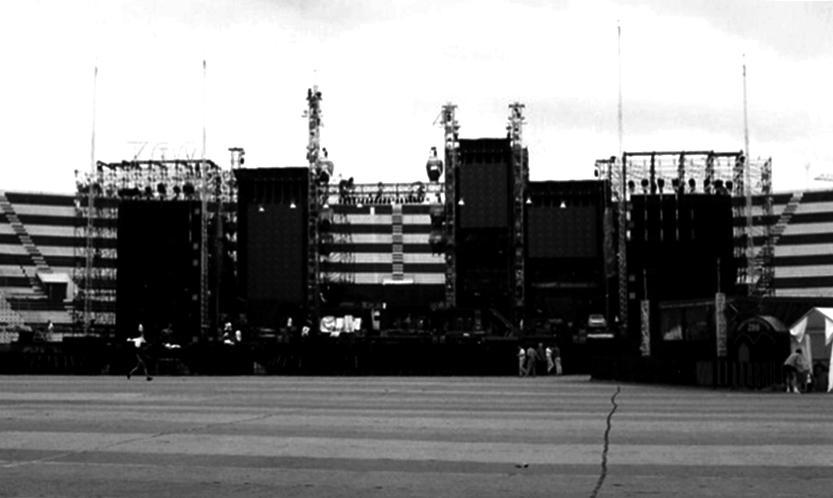 1993_-_Zooropa_Tour_1993-05-15_-_Lisbon_Palco_zootv_tour_1993_640