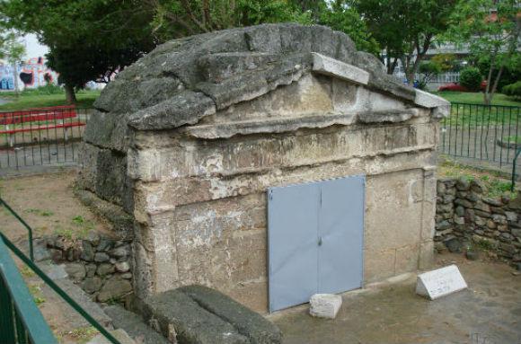 η-θεσσαλονίκη-παλιά-ο-τάφος-στην-παπαν-28892
