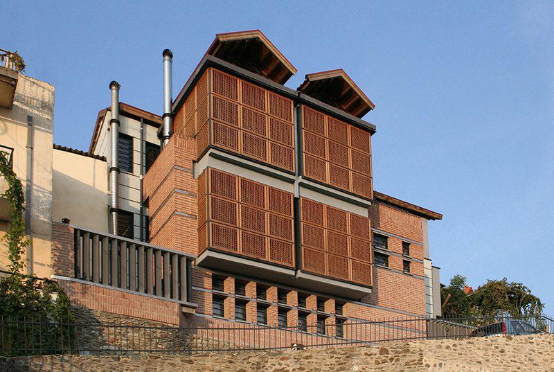 2016-monokatoikia-anwpoli-out-poupis-800x537