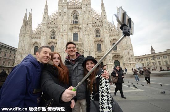 στο-μιλάνο-απαγόρευσαν-το-selfie-stick-216031