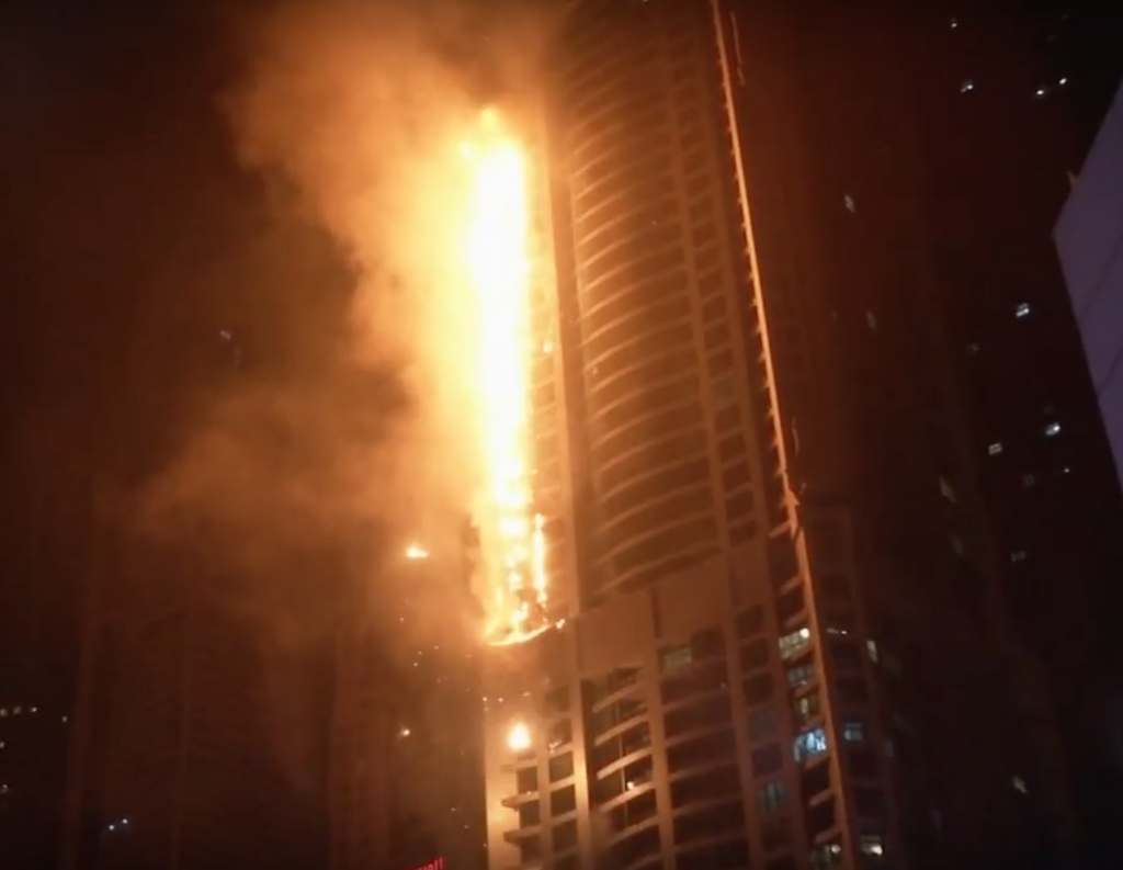 ουρανοξύστης-τυλίχτηκε-στις-φλόγες-γ-219594