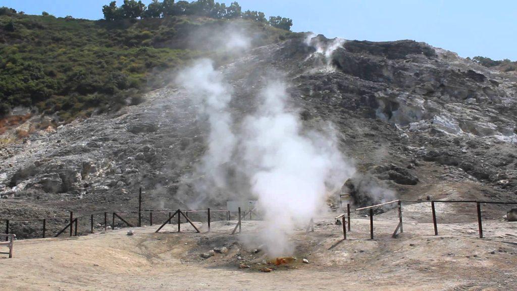 οικογένεια-έπεσε-σε-κρατήρα-ηφαιστεί-230008