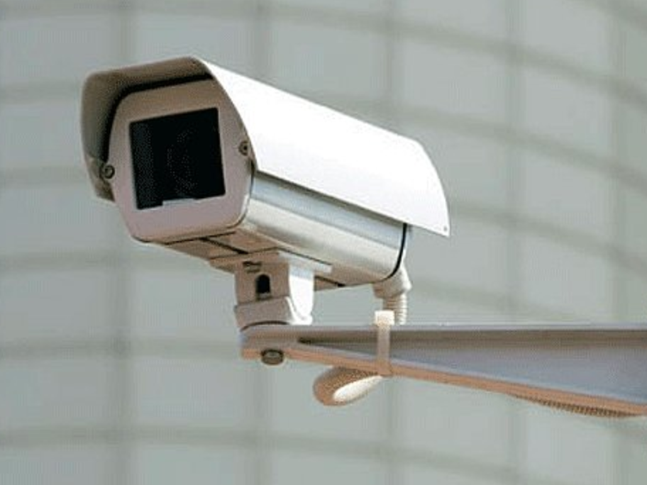CCTV (замкнутая телевизионная система). Камера видеонаблюдения уличная. Кронштейн для видеокамеры. Камера наблюдения на столбе.