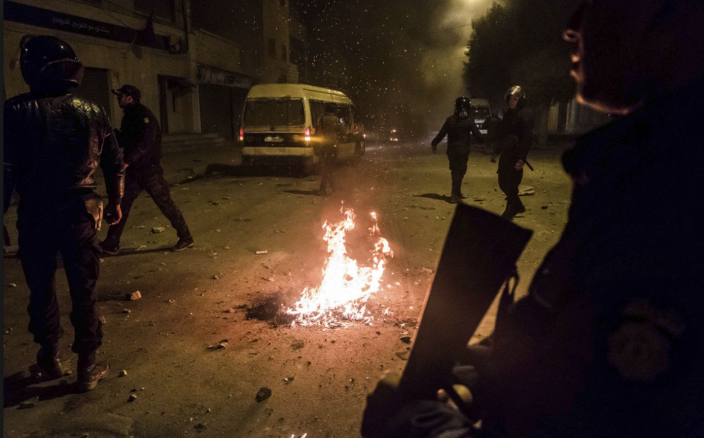 ταραχές-για-τρίτη-νύχτα-στην-τυνησία-γ-275912