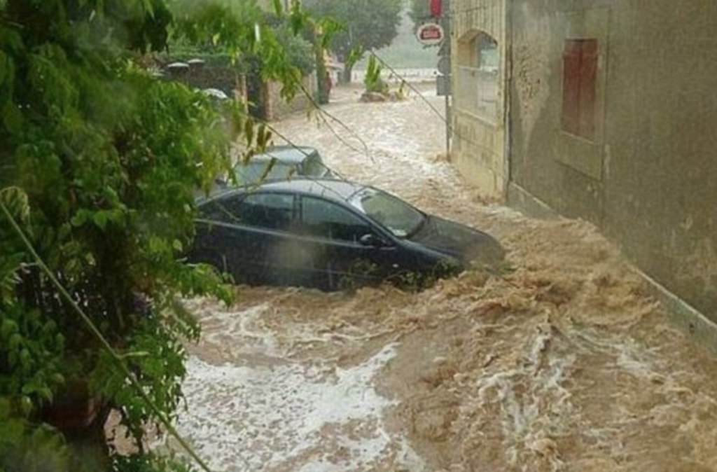 μια-πλημμύρα-σε-κάμπινγκ-έφερε-συλλήψ-349749