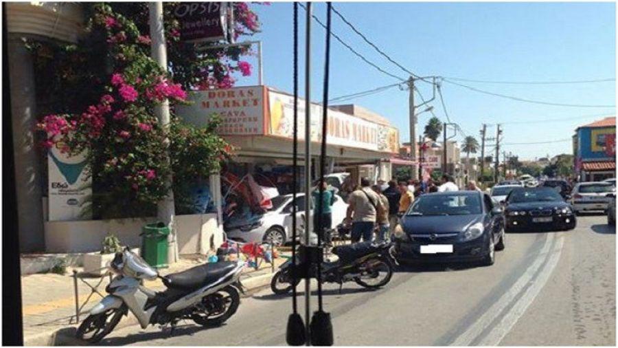 αυτοκίνητο-εισέβαλε-σε-βιτρίνα-σού-360328