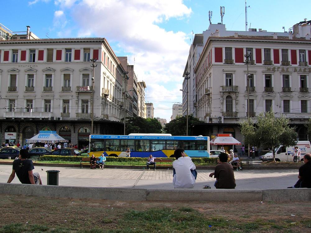 άνδρας-ανέβηκε-σε-στύλο-στην-ομόνοια-κ-365976