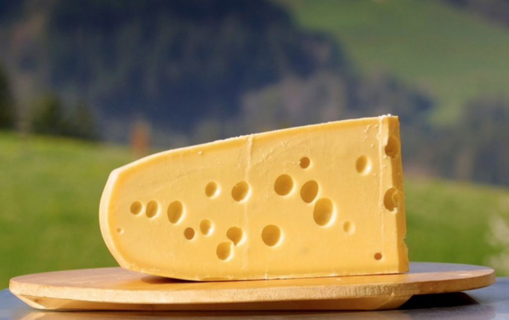 το-τυρί-έμενταλ-ωριμάζει-με-μότσαρτ-κα-374590