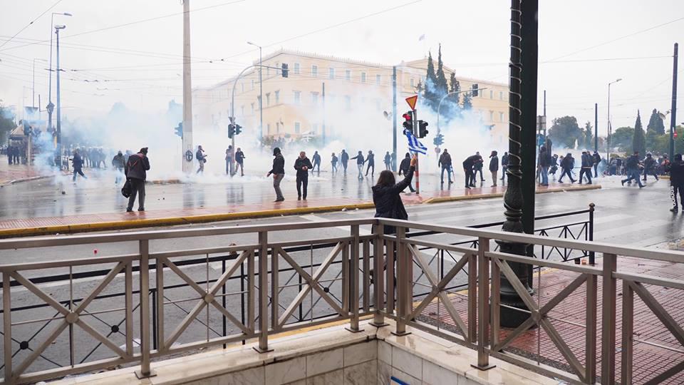 ένταση-και-μολότοφ-έξω-από-το-τη-βουλή-α-401420