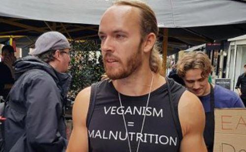 anti-vegan-youtuber-έφαγε-νεκρό-σκίουρο-δημοσίως-και-π-425603