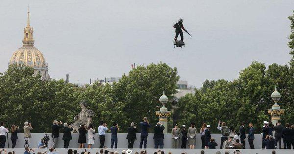 πέταξε-με-flyboard-πάνω-από-τα-κεφάλια-των-μακ-466106