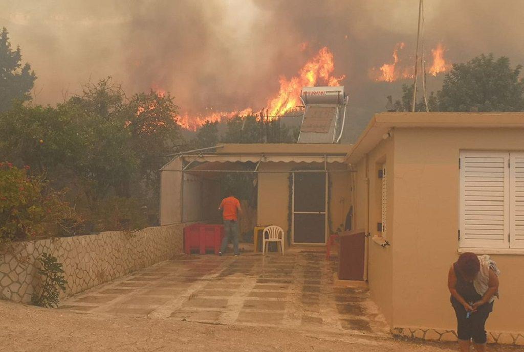 ζάκυνθος-η-πυρκαγιά-έφτασε-στο-χωριό-κ-488377