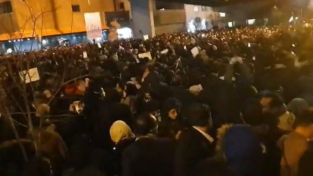 βιντεο-εκατοντάδες-ιρανοί-διαδηλώνο-537491