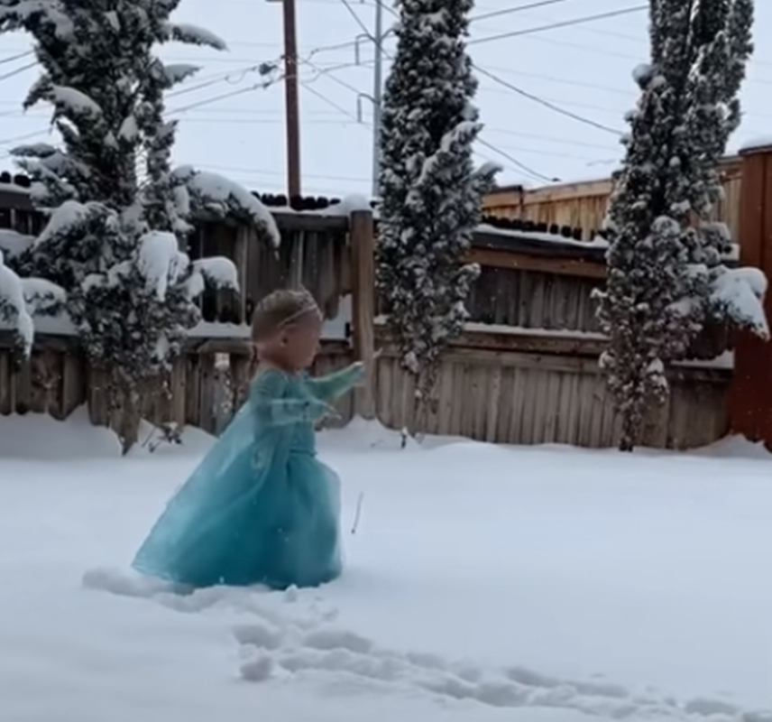 κοριτσάκι-χορεύει-το-let-it-snow-από-το-frozen-και-553542