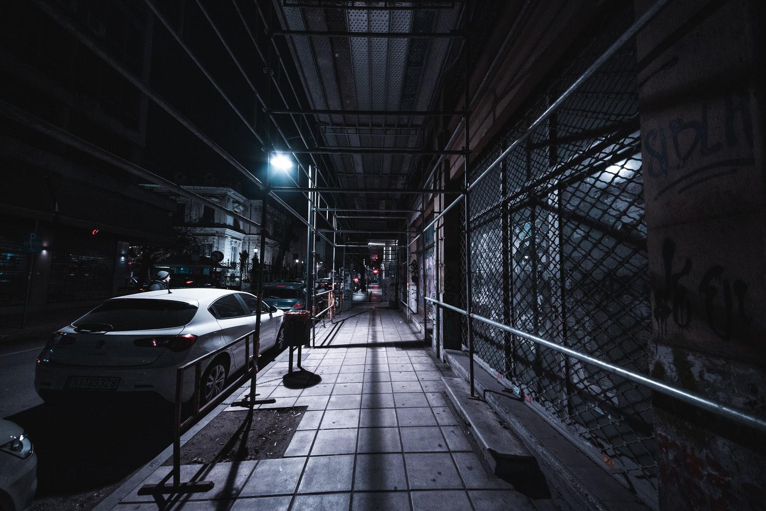 πεζοδρόμιο νύχτα Θεσσαλονίκη