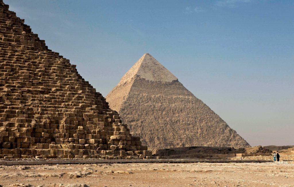 οι-πυραμίδες-της-γκίζας-φωτίστηκαν-μπ-583506