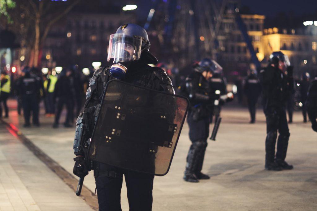 οργή-στο-βέλγιο-αστυνομικοί-κρατούν-σ-610533