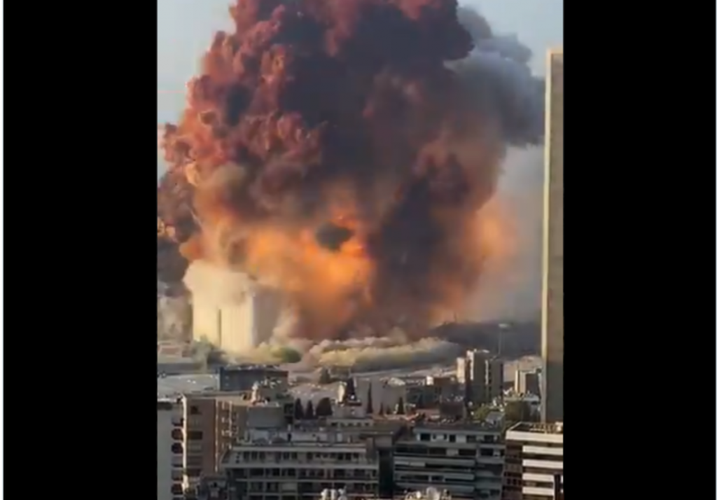 video-ισχυρές-εκρήξεις-στο-λιμάνι-της-βηρυ-636549