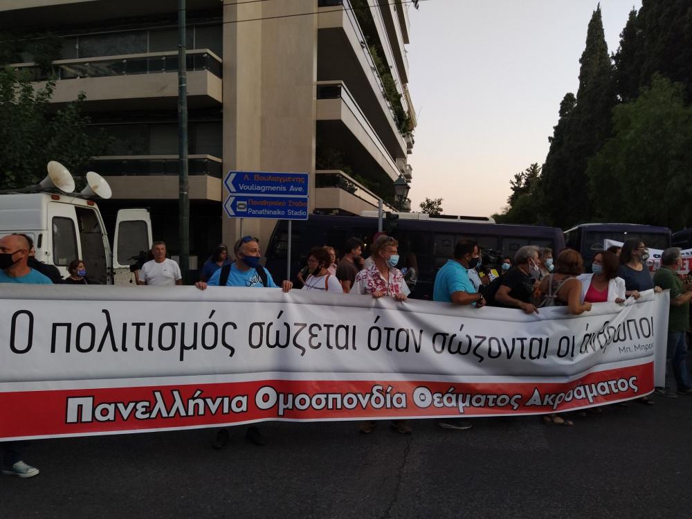 κοροναϊός-πόσοι-θεατές-παρουσιάστηκ-680119
