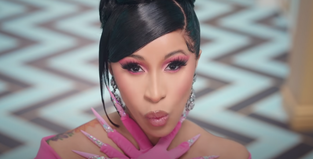 η-cardi-b-γίνεται-μπαλαρίνα-πυροσβέστης-και-701221