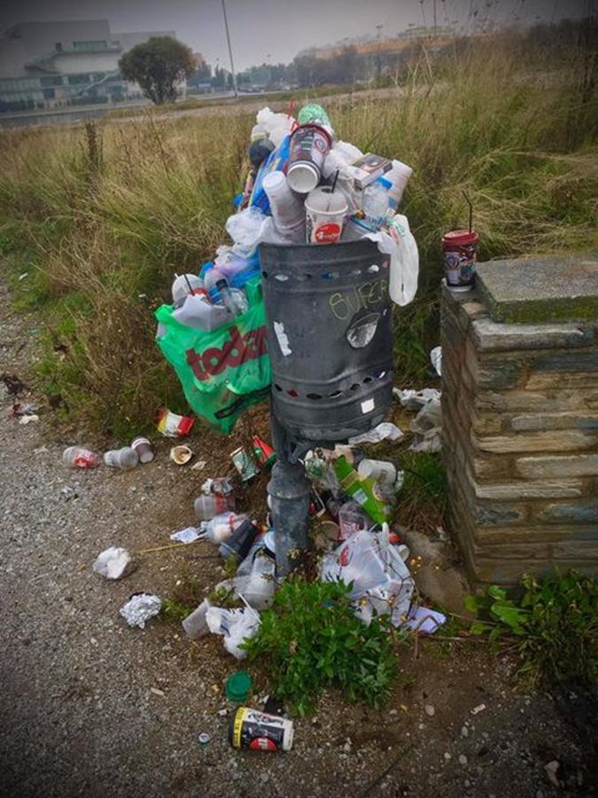 σκουπίδια παραλία 1