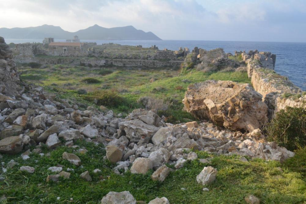 κατέρρευσε-ένα-τμήμα-ημικυκλικού-πύρ-707061