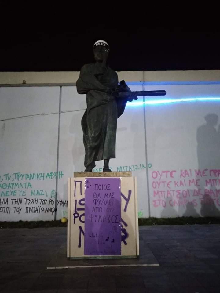 Έντυσαν αστυνομικό το άγαλμα του Αριστοτέλη στο ΑΠΘ