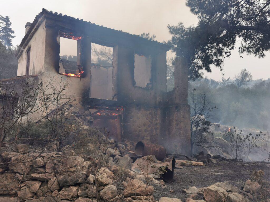 σάμος-σε-εξέλιξη-η-πυρκαγιά-κάηκε-ένα-749215