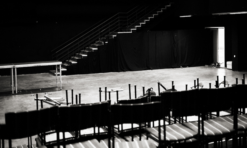 θεατρο εμπρός