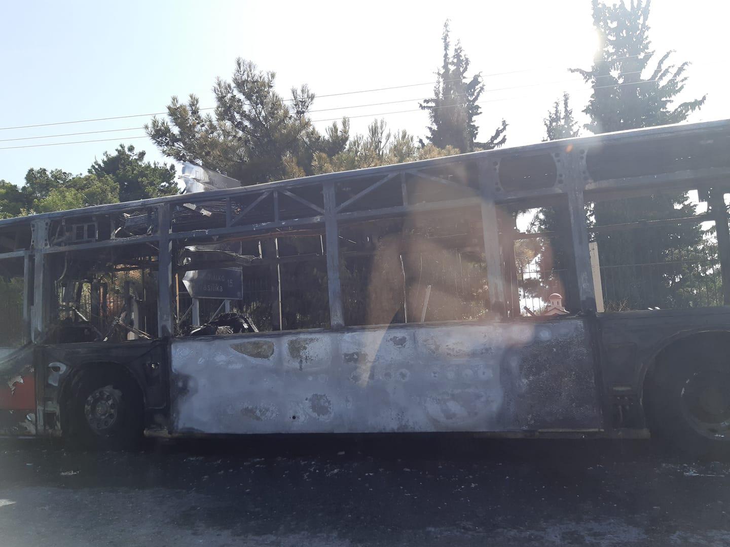 Θεσσαλονίκη: Λεωφορείο κάηκε ολοσχερώς | Parallaxi Magazine