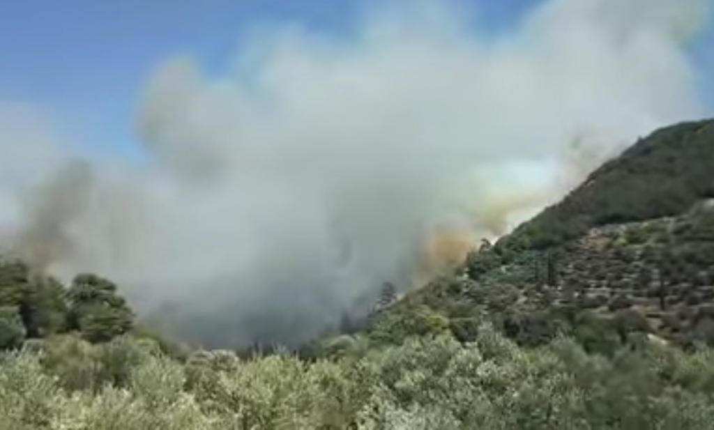 ανεξέλεγκτη-η-φωτιά-στη-σάμο-εκκενών-787326