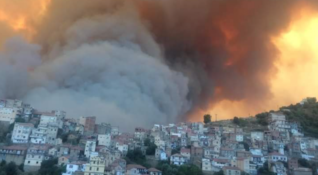 σε-πύρινο-κλοιό-η-αλγερία-πέντε-νεκρ-799093