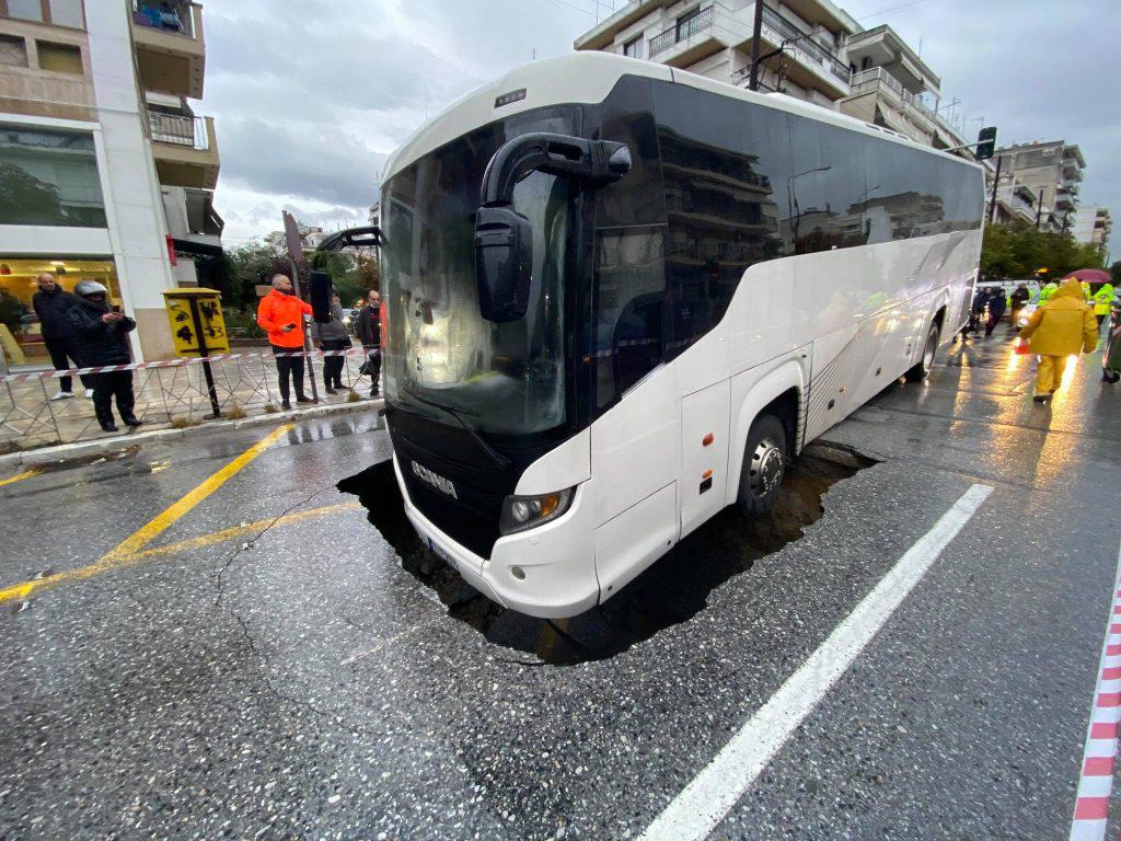 βιντεο-θεσσαλονίκη-λεωφορείο-έπεσε-830992