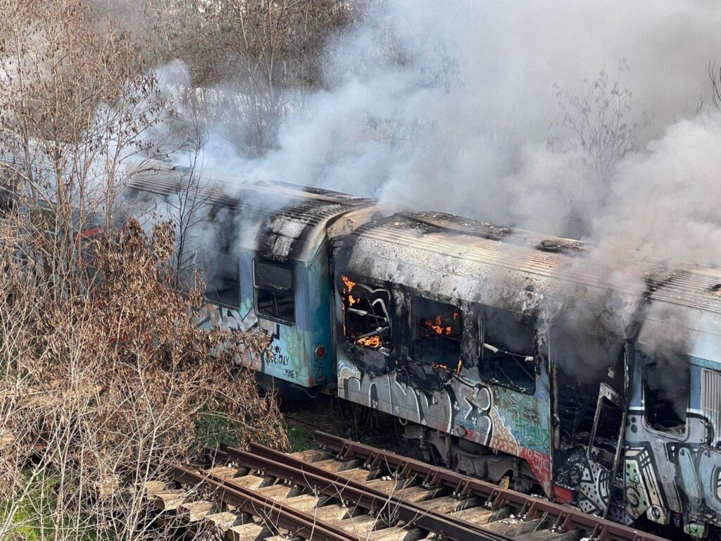 φωτιά-σε-εγκαταλελειμμένα-βαγόνια-στ-867573