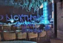 Θεσσαλονίκη: Συνθήματα έξω από το κατάστημα του ατόμου που κατηγορείται για βιασμό της 24χρονης