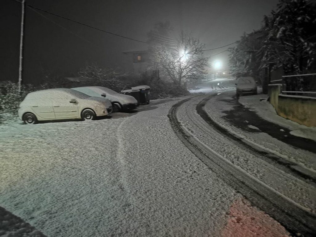 βιντεο-χιονίζει-στα-ορεινά-της-θεσσαλ-869646