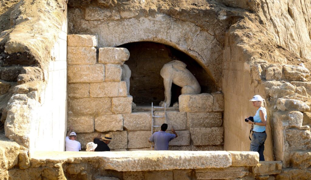 αμφίπολη-σοβαρές-ζημιές-στον-τύμβο-κα-913915