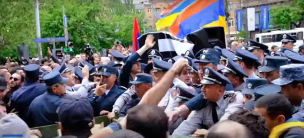 αρμενία-διαδηλωτές-απέκλεισαν-την-πρ-900331