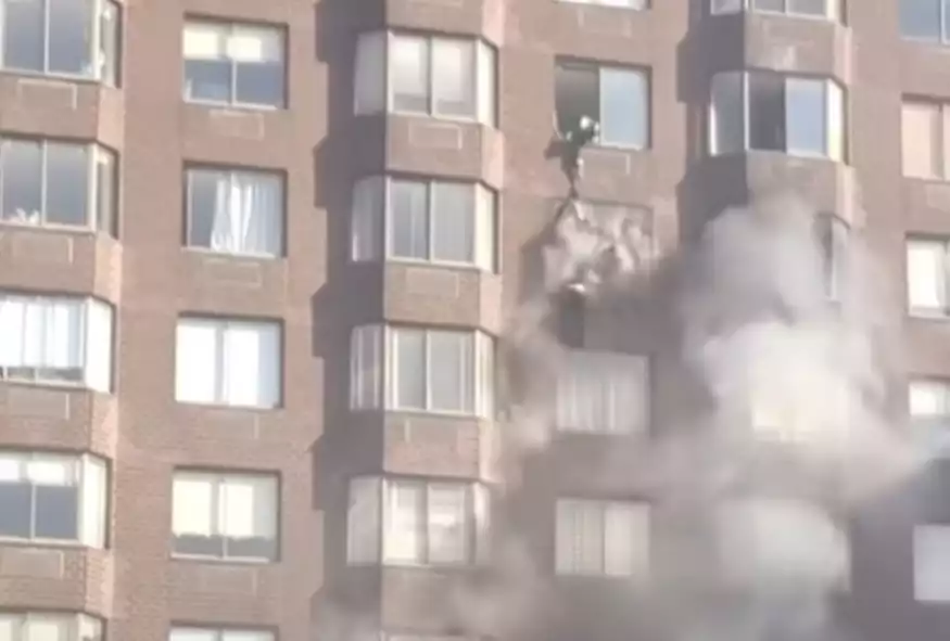 Πυροσβέστες σώζουν γυναίκα από φλεγόμενο κτίριο με ένα σχοινί